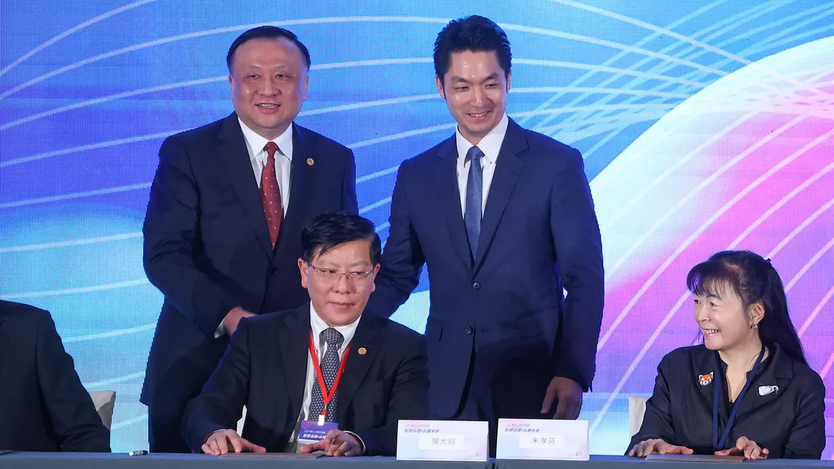 台北市長蔣萬安(右)、上海市副市長華源(左)出席「2024台北上海雙城論壇」合作備忘錄簽署儀式。(顏麟宇攝) 台北市長蔣萬安(右)、上海市副市長華源(左)出席「2024台北上海雙城論壇」合作備忘錄簽署儀式。(顏麟宇攝)