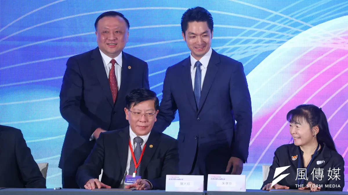 20241216-台北市長蔣萬安(右)、上海市副市長華源(左)16日出席「2024台北上海雙城論壇」合作備忘錄簽署儀式。(顏麟宇攝)