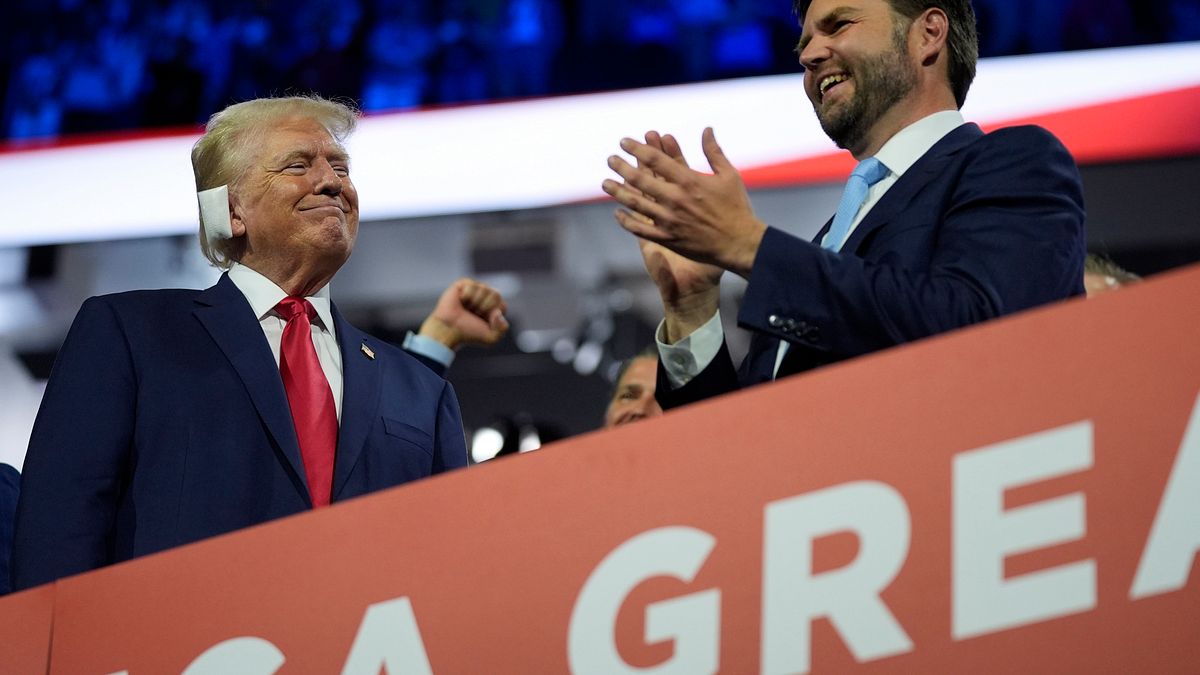 美國共和黨總統候選人川普(左)與參議員范斯(右)搭檔,共同參選2024年美國正副總統,反中民粹戰隊就戰鬥位置。(美聯社) 美國共和黨總統候選人川普(左)與參議員范斯(右)搭檔,共同參選2024年美國正副總統,反中民粹戰隊就戰鬥位置。(美聯社)