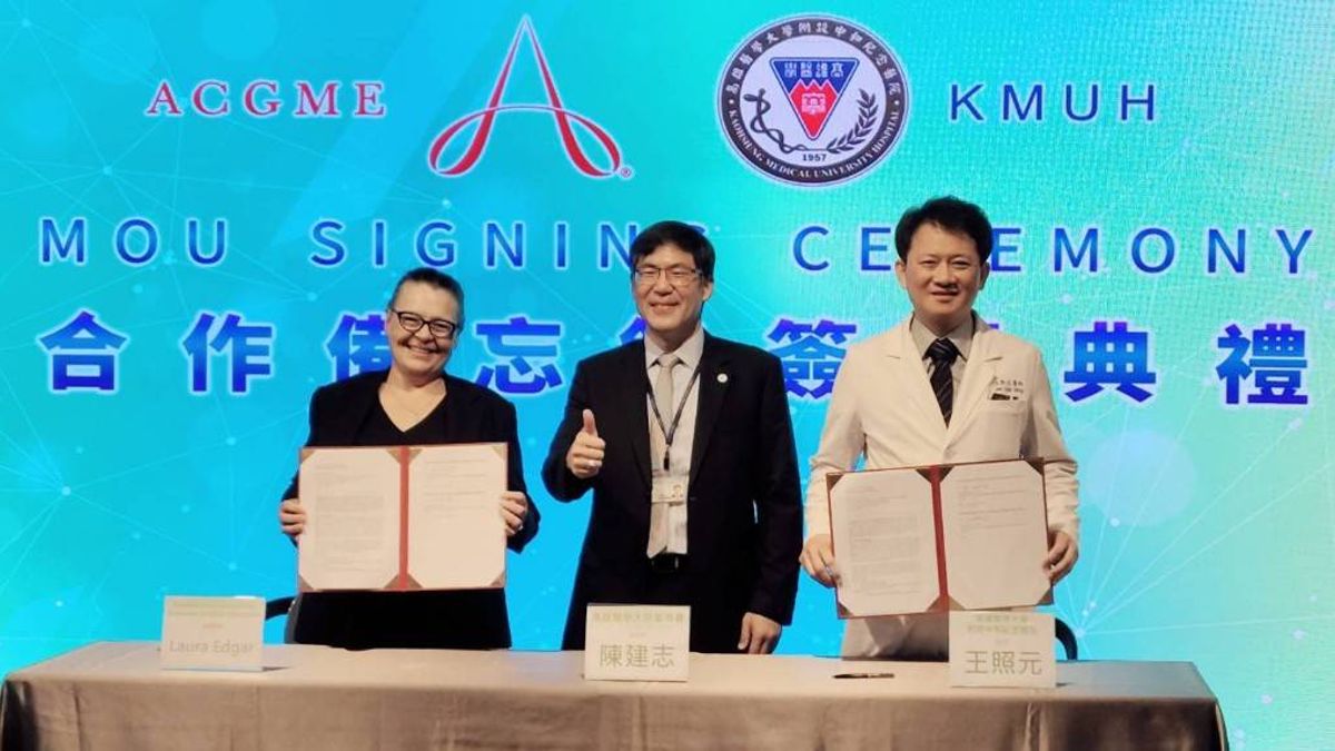 高醫攜手美國ACGME打造醫學教育標竿旗艦基地,由陳建志董事長(中)擔任見證人,並由高醫王照元院長(右)與ACGME副總裁Laura Edgar博士(左)代表簽署MOU。(圖/徐炳文攝) 高醫攜手美國ACGME打造醫學教育標竿旗艦基地,由陳建志董事長(中)擔任見證人,並由高醫王照元院長(右)與ACGME副總裁Laura Edgar博士(左)代表簽署MOU。(圖/徐炳文攝)