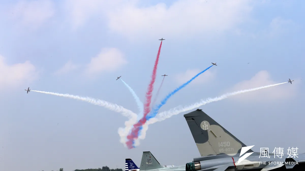 2014年7月17日,雷虎小組在台中清泉崗空軍展示飛行特技(吳逸驊攝)