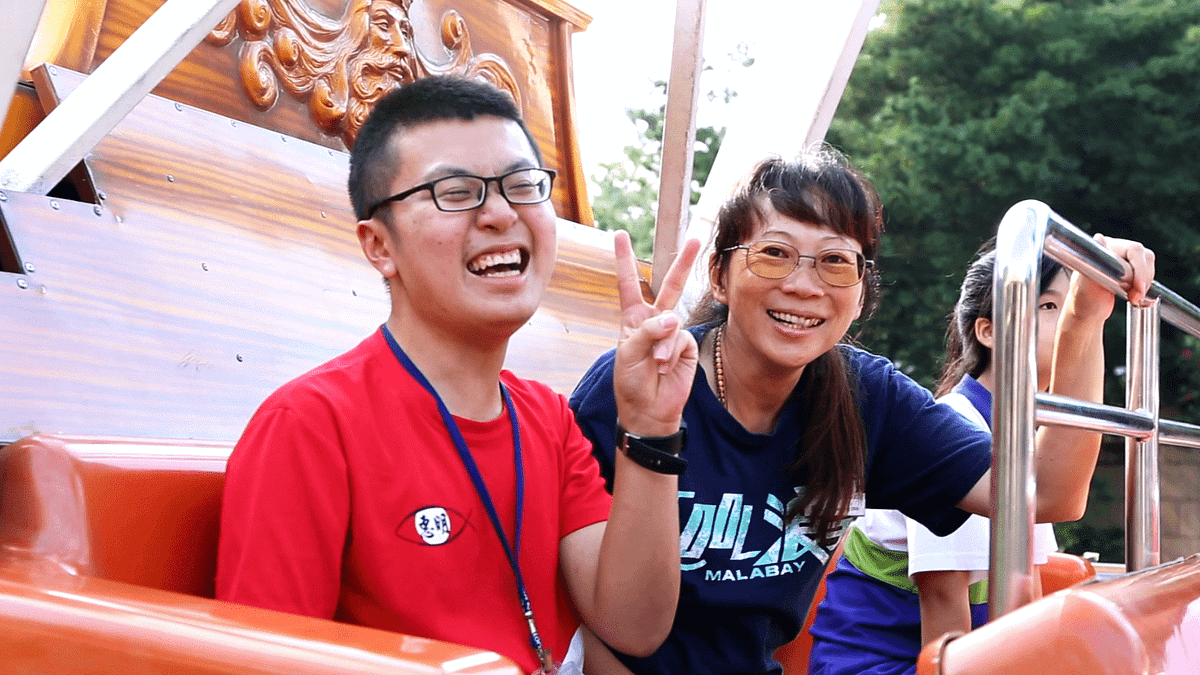 麗寶透過讓工作人員貼身陪玩、帶領視障生於園區走透透,讓同仁獲益良多。(圖/麗寶提供) 麗寶透過讓工作人員貼身陪玩、帶領視障生於園區走透透,讓同仁獲益良多。(圖/麗寶提供)