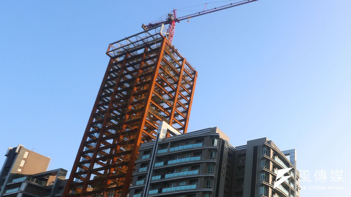 新建案不斷,房產專家認為,房價下跌不但有得等,且下半年還有機會創下新高。(柯承惠攝) 新建案不斷,房產專家認為,房價下跌不但有得等,且下半年還有機會創下新高。(柯承惠攝)