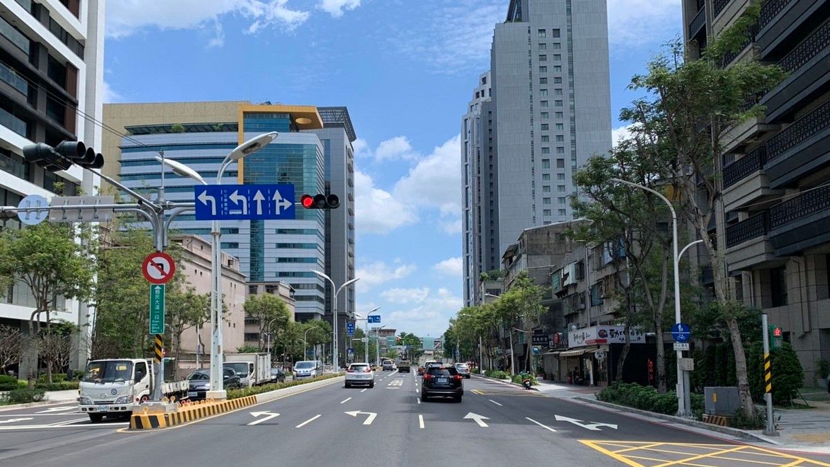 板橋縣民大道(往台北市方向)評估挪移原本中央分隔島,改增設一公車左轉專用車道,讓直行交通更為順暢。(圖/新北市工務局提供) 板橋縣民大道(往台北市方向)評估挪移原本中央分隔島,改增設一公車左轉專用車道,讓直行交通更為順暢。(圖/新北市工務局提供)