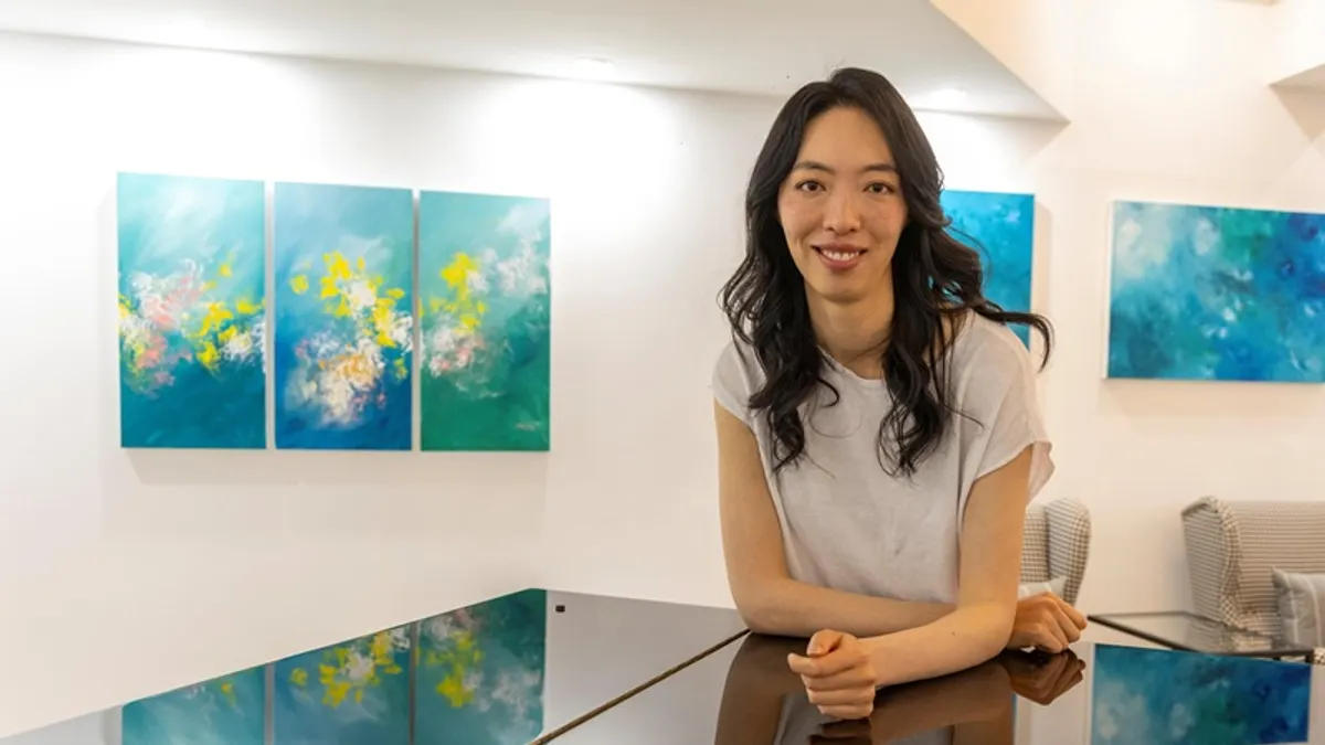 經營之神王永慶外孫女楊元寧近日來台,發表新書《綻放真我》,並展現最新畫作。(黃子明攝) 經營之神王永慶外孫女楊元寧近日來台,發表新書《綻放真我》,並展現最新畫作。(黃子明攝)