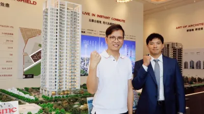 興連城開發周惠賓總經理(左)特邀台鋼雄鷹隊吳念庭擔任全新建案「白隅」一日店長。(圖/興連城開發提供)