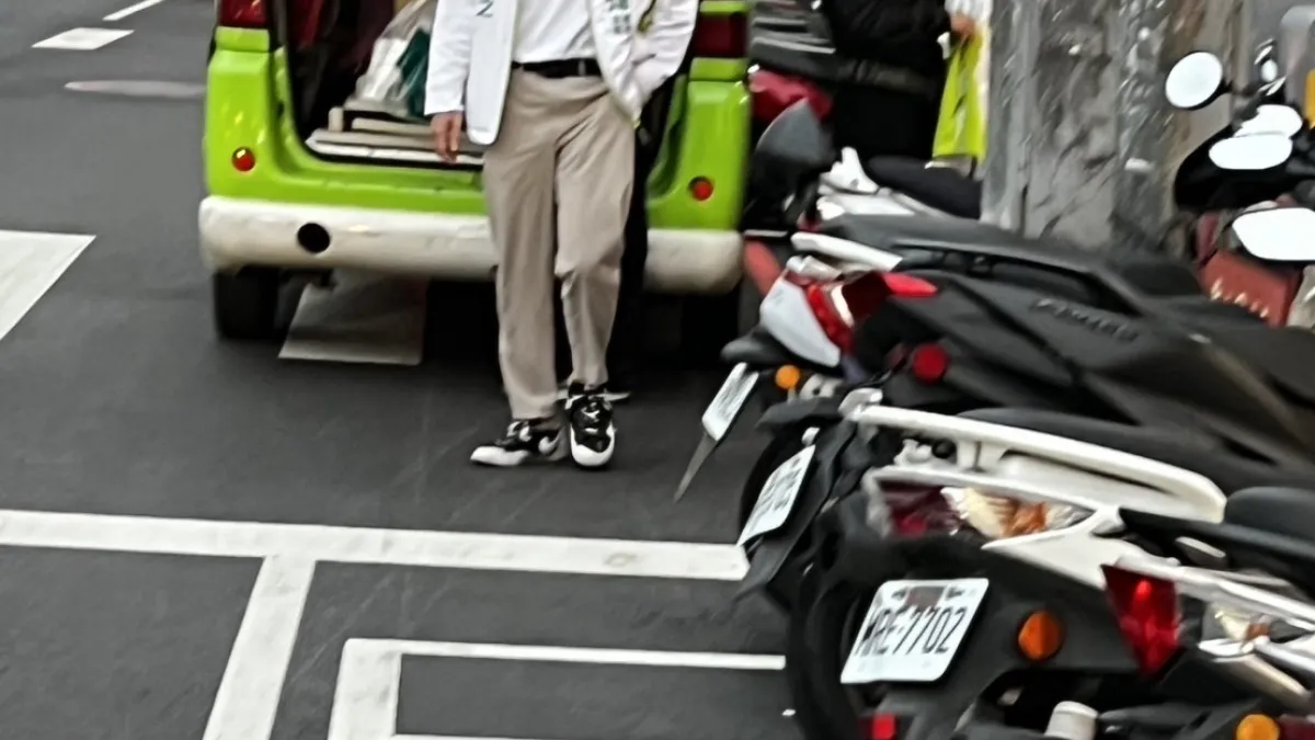 民眾拍到民進黨議員團隊協助罷免在市場外違規停車(照片/民眾提供)