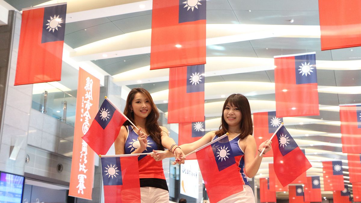 台灣的美好不在強國夢而在小確幸。圖為新北市府大樓入口處國旗拍照背版,洋溢濃濃的國慶氛圍。(圖/新北市民政局提供) 台灣的美好不在強國夢而在小確幸。圖為新北市府大樓入口處國旗拍照背版,洋溢濃濃的國慶氛圍。(圖/新北市民政局提供)