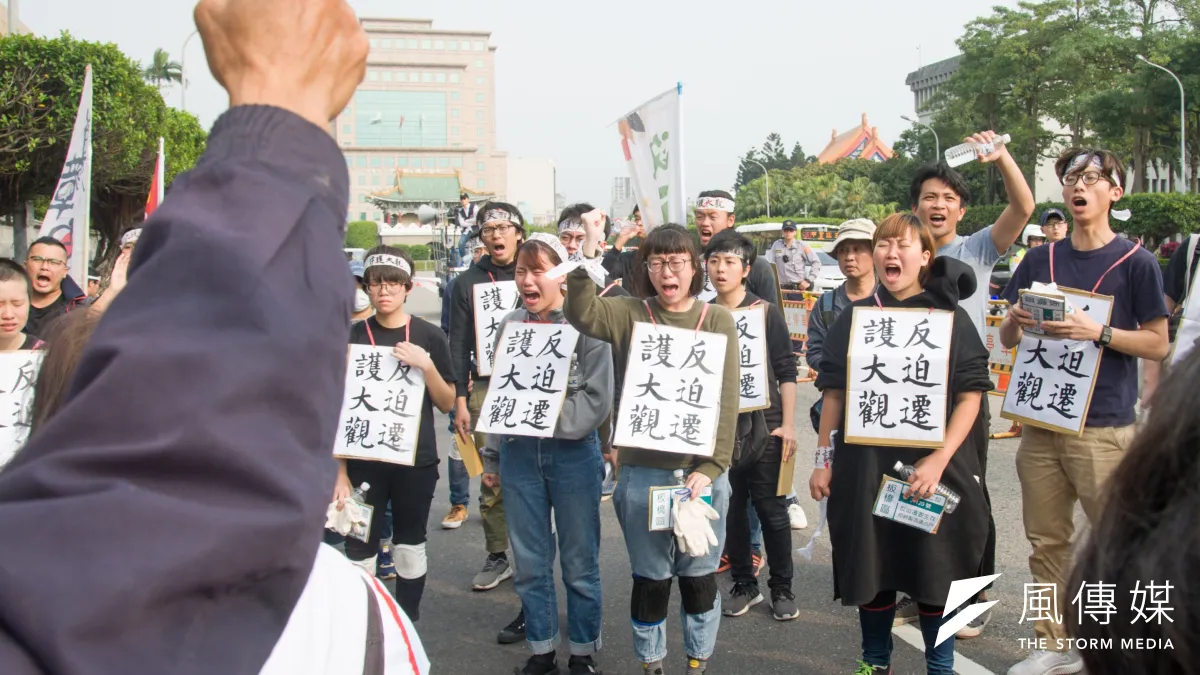 大觀社區居民於14日,以「六步一跪」的方式從華光社區走至總統府,表達反迫遷的訴求。而在經9小時的協商後,15日與退輔會達成共識。(資料照,甘岱民攝)