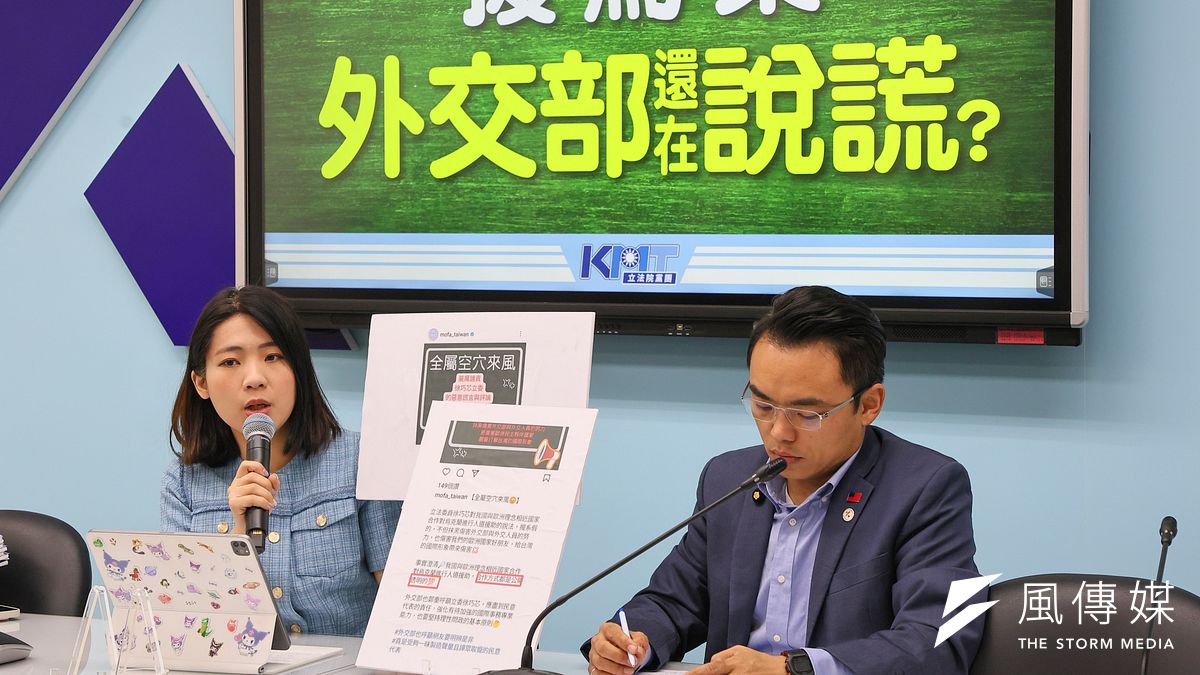 國民黨立委徐巧芯(左)6日召開「援烏案,外交部還在說謊?」記者會,強調自己出具的密件與質疑無關的文字內容都已遮蓋,不會涉及洩密。(顏麟宇攝) 國民黨立委徐巧芯(左)6日召開「援烏案,外交部還在說謊?」記者會,強調自己出具的密件與質疑無關的文字內容都已遮蓋,不會涉及洩密。(顏麟宇攝)