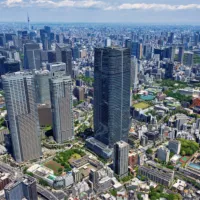 森ビルは麻布台ヒルズにおいて先進の制振技術とCGS自立型エネルギーを備え、被災時でも都市機能を維持して帰宅困難者を受け入れる「逃げ込める街」の防災体制を確立した。(写真/森ビル提供) 森ビルは麻布台ヒルズにおいて先進の制振技術とCGS自立型エネルギーを備え、被災時でも都市機能を維持して帰宅困難者を受け入れる「逃げ込める街」の防災体制を確立した。(写真/森ビル提供)