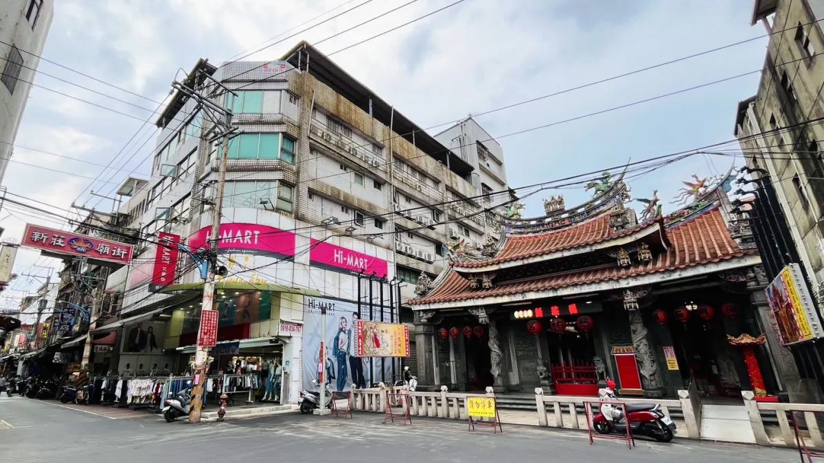 「新莊廟街」商圈已有300多年的歷史,古老廟宇香火鼎盛,亦是新北市重要的文化資產。(圖/風傳媒拍攝)