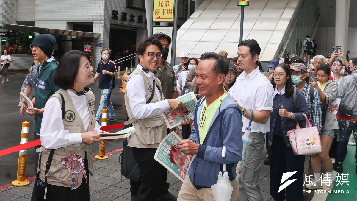 民進黨台北市長參選人沈伯洋在捷運南京復興站發放《順報》。(陳品佑攝)