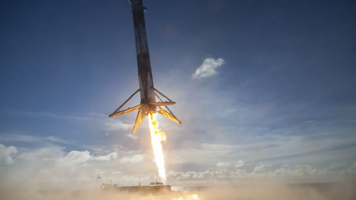 美國SpaceX公司的「獵鷹9號」(Falcon 9)火箭5月27日發射之後由海上平台回收(AP)
