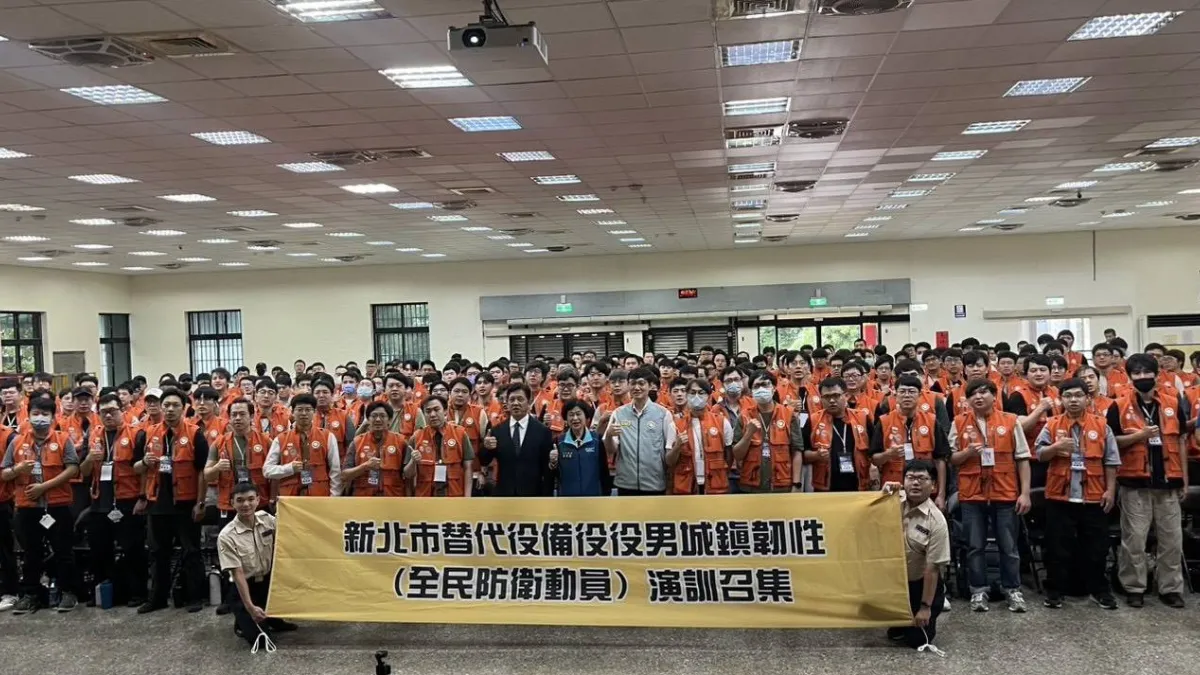 新北市政府民政局吳秀慈主秘勉勵參與演習替代役男。(圖/新北市民政局提供)
