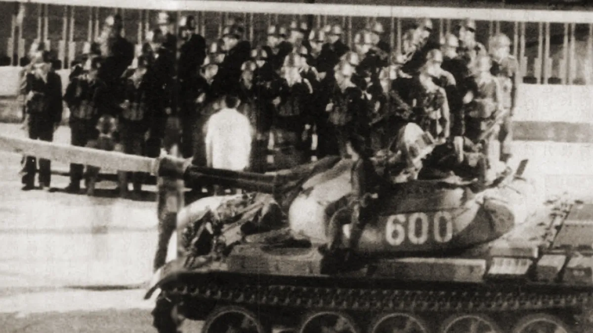 解放軍要出發前,一位軍官對著部隊訓話。(資料照,美聯社)