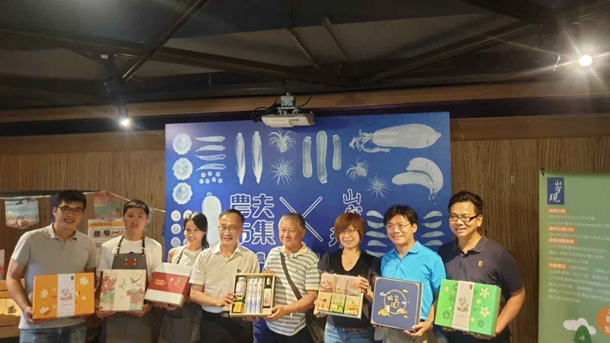 水保局台中分局透過官方與民間合作,每個月第二、四的週六日在金典綠園道商場,提供友善小農銷售行銷平台,水保局台中分局分局長黃振全跟小農代表一起推薦優質農特產。(圖/水保局台中分局提供)