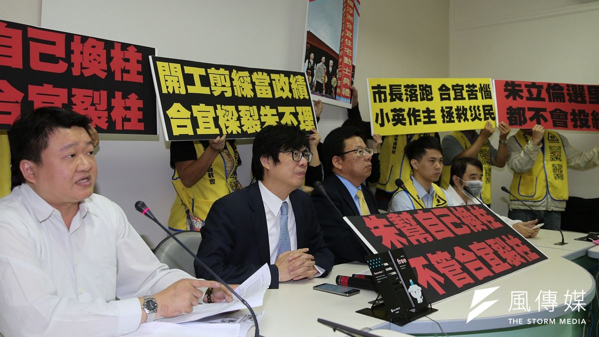 新北市浮洲合宜宅裂縫問題至今已半年,自救會22日在新北市議員何博文的陪同下,帶著「市長落跑,小英作主」標語,至立法院民進黨團陳情。(陳明仁攝) 新北市浮洲合宜宅裂縫問題至今已半年,自救會22日在新北市議員何博文的陪同下,帶著「市長落跑,小英作主」標語,至立法院民進黨團陳情。(陳明仁攝)