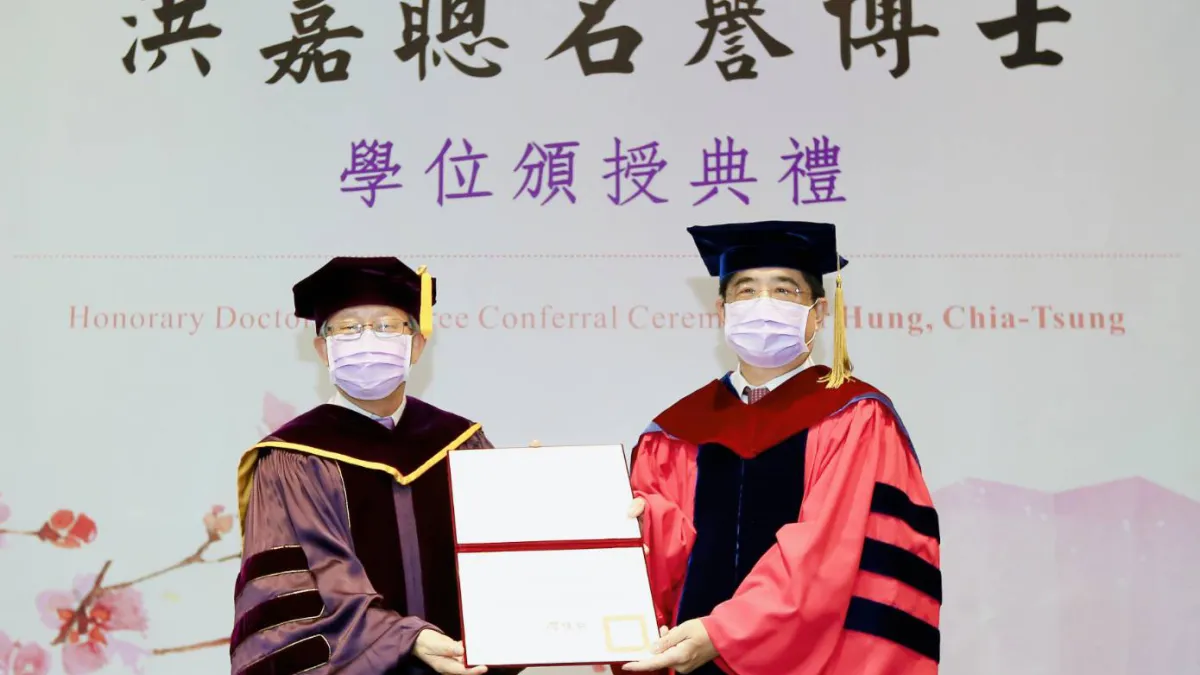 清華校長賀陳弘(左)頒發名譽工學博士學位證書予聯電董事長洪嘉聰。(圖/清華大學提供)
