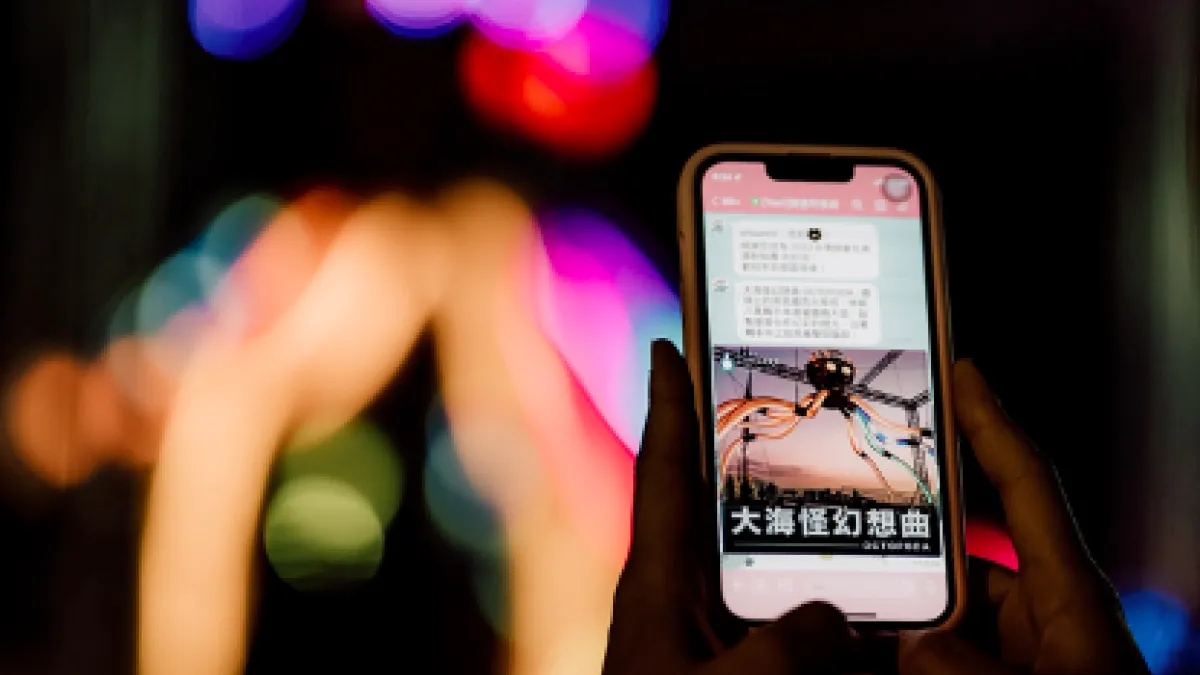 遊客只要「一碼在手」,就能滿足防疫實名制、享有LINE Beacon個人化智慧導覽體驗。(圖/高雄市政府提供)