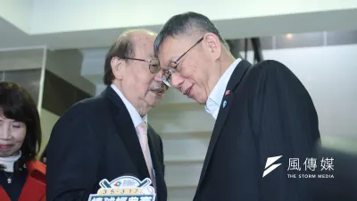 民眾黨前主席柯文哲(右)因代理孕母案與民進黨總召柯建銘(左)會面,顯見柯文哲在民眾黨內的實權並未退卻。(陳品佑攝)