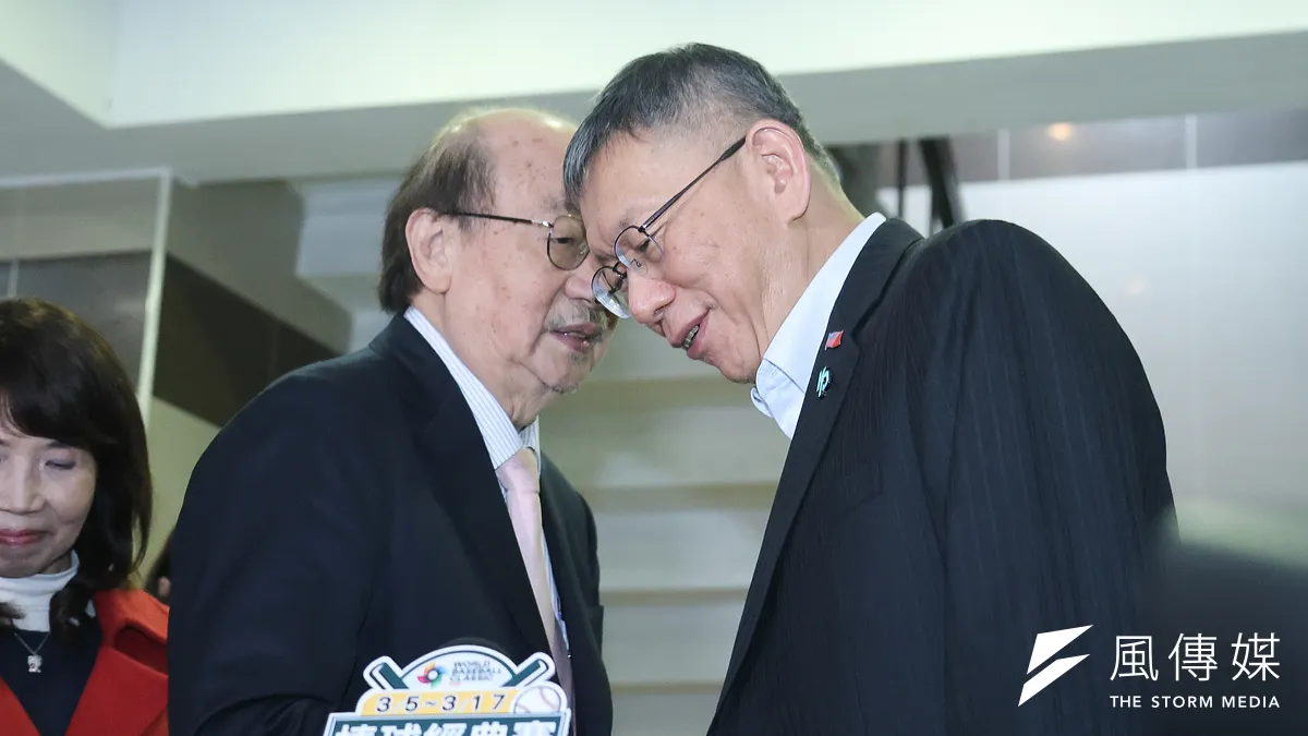 民眾黨前主席柯文哲(右)因代理孕母案與民進黨總召柯建銘(左)會面,顯見柯文哲在民眾黨內的實權並未退卻。(陳品佑攝)