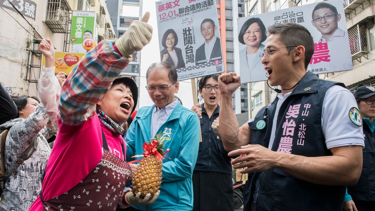前行政院長游錫堃21日陪同台北市第3選區立委參選人吳怡農掃街拜票,大讚吳怡農有國防及財經專業,進國會一定貢獻護國保台。(吳怡農辦公室提供) 前行政院長游錫堃21日陪同台北市第3選區立委參選人吳怡農掃街拜票,大讚吳怡農有國防及財經專業,進國會一定貢獻護國保台。(吳怡農辦公室提供)