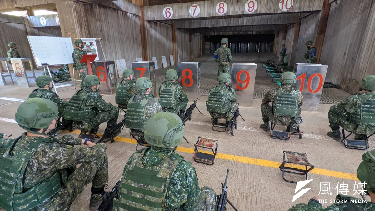 首梯新制教召召員使用M249班用機槍預習。(蘇仲泓攝)