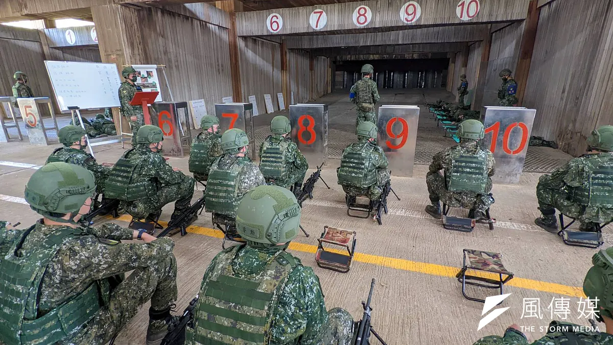 首梯新制教召召員使用M249班用機槍預習。(蘇仲泓攝) 首梯新制教召召員使用M249班用機槍預習。(蘇仲泓攝)