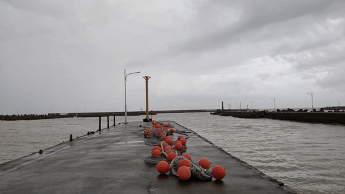 高雄市林園區中芸漁港已備妥欄木網做好防災準備。(圖/高雄市海洋局提供) 高雄市林園區中芸漁港已備妥欄木網做好防災準備。(圖/高雄市海洋局提供)