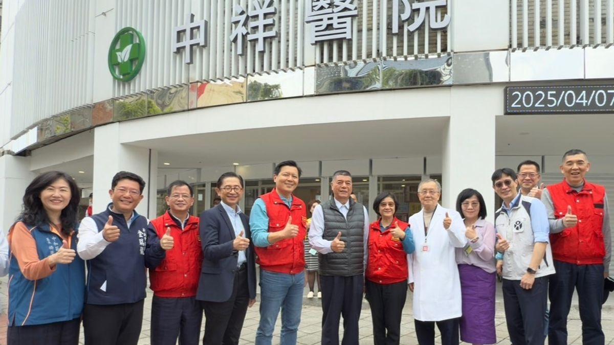 中祥醫院改善完竣順利取得醫院變更使用執照,副市長朱惕之(左5)與衛生局長陳潤秋(右5)及團隊前往視察,給予該院改善成果之肯定。(圖/新北市衛生局提供) 中祥醫院改善完竣順利取得醫院變更使用執照,副市長朱惕之(左5)與衛生局長陳潤秋(右5)及團隊前往視察,給予該院改善成果之肯定。(圖/新北市衛生局提供)