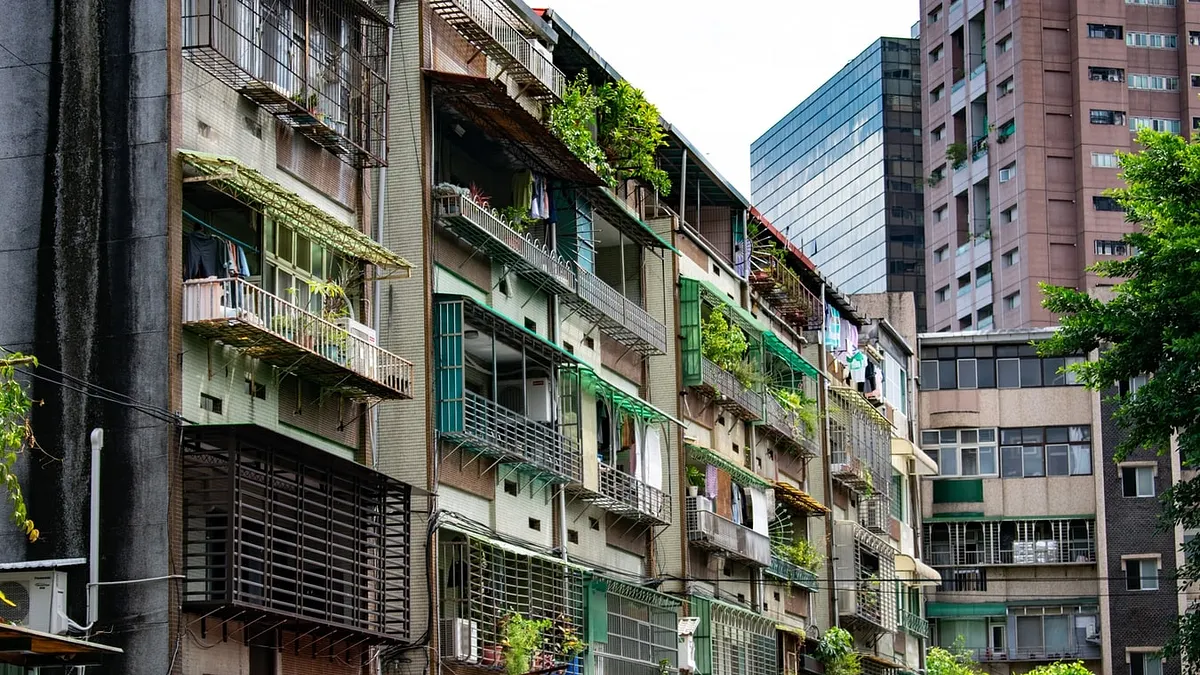 網友質疑,為何台北的公寓外觀普遍老舊卻少見翻新?內行人點出3大原因。(示意圖/取自unsplash) 網友質疑,為何台北的公寓外觀普遍老舊卻少見翻新?內行人點出3大原因。(示意圖/取自unsplash)