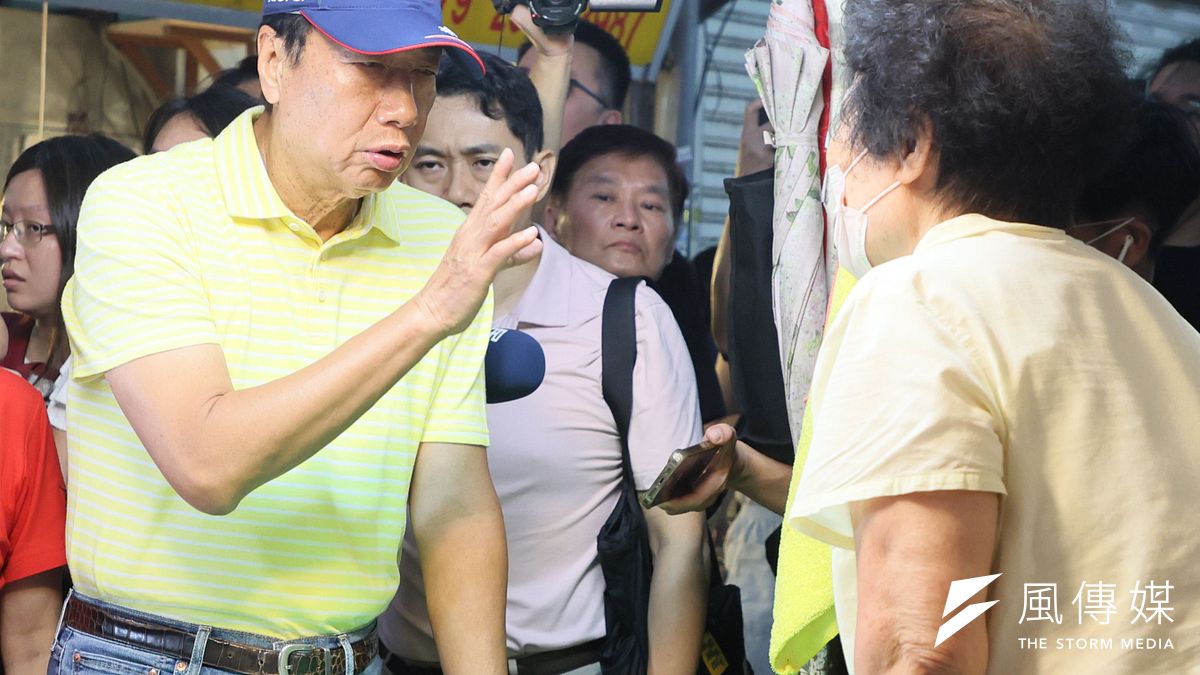 鴻海集團創辦人郭台銘(左)參選總統,有人支持有人反對,但不論如何他都不至於「賣台」。(柯承惠攝) 鴻海集團創辦人郭台銘(左)參選總統,有人支持有人反對,但不論如何他都不至於「賣台」。(柯承惠攝)