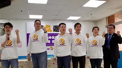 20190524-安定力量宣布組成政黨,黨主席孫繼正(左3)主打「贏回家庭、翻轉教育」,盼透過價值理念來贏得選民支持。(取自安定力量粉絲專頁)