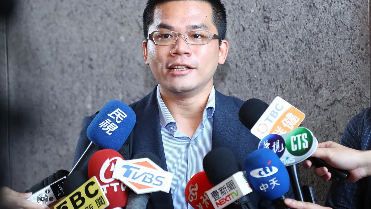 台中市新聞局長吳皇昇表示,台中市長盧秀燕基於黨內初選公平原則,為不傷害支持者的感情,都不幫忙站台。(台中市政府提供)