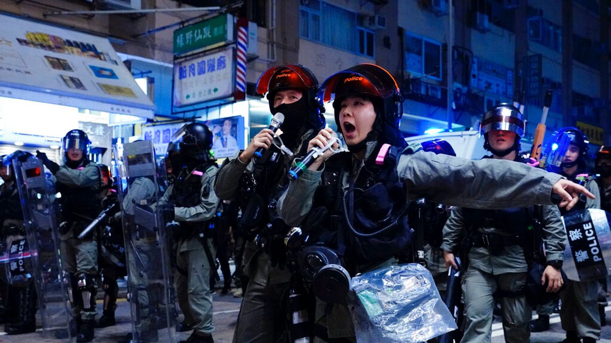 香港警察在街頭鎮壓反送中抗爭。(資料照,美聯社) 香港警察在街頭鎮壓反送中抗爭。(資料照,美聯社)