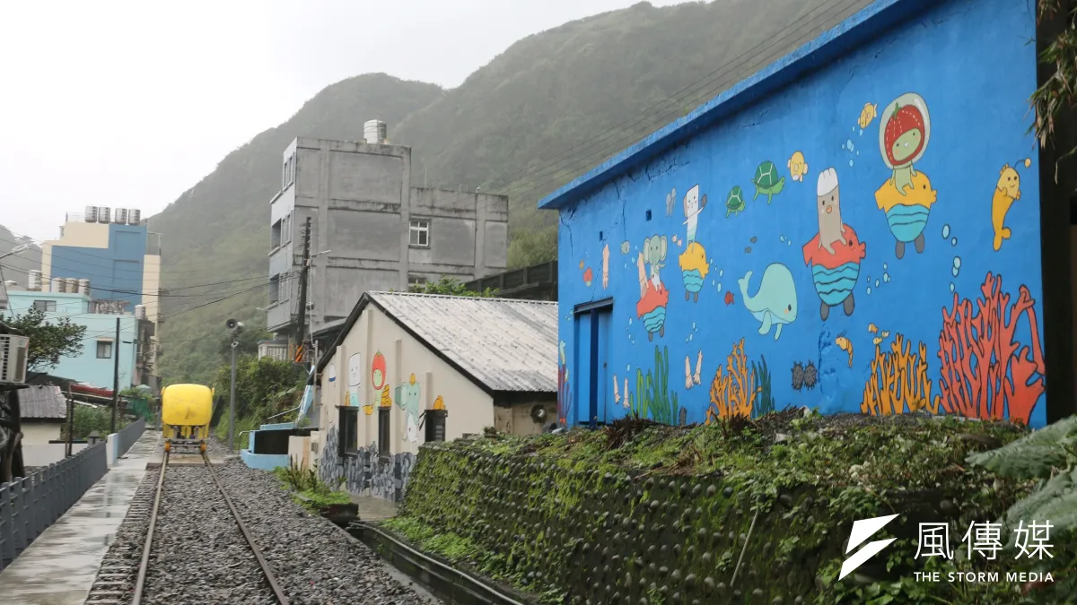 無論天晴或雨季,騎乘深澳鐵道自行車,欣賞山海之美及軌道兩旁彩繪插畫及美麗銀河星系, 都是此生最美麗的回憶。 (圖/李梅瑛攝)