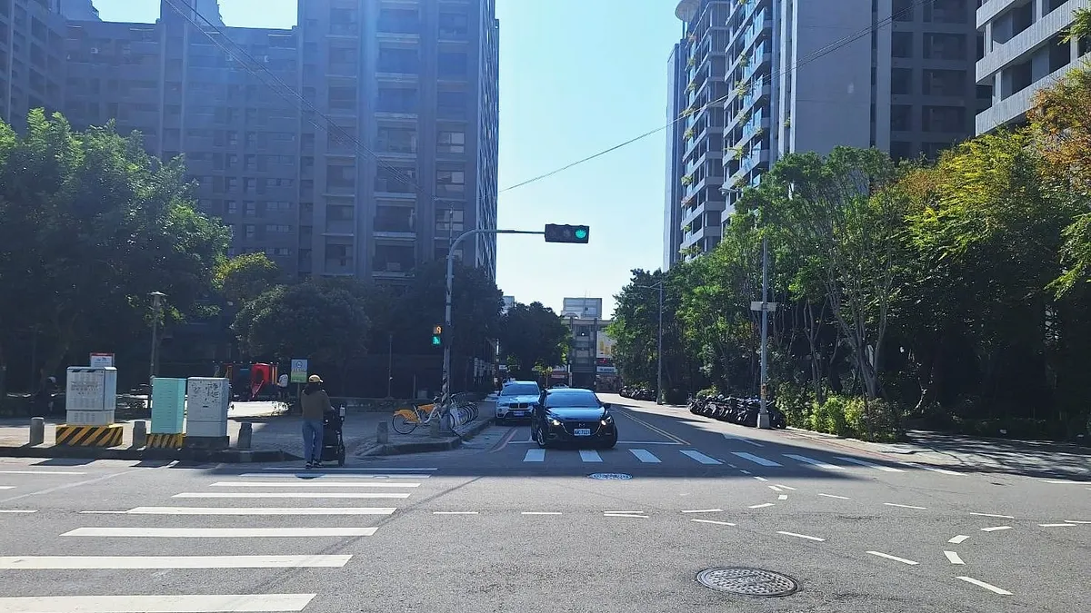 中市交通局在公園周圍路口,完成增設「小綠人」行人倒數計時顯示器。。(圖/台中市政府)