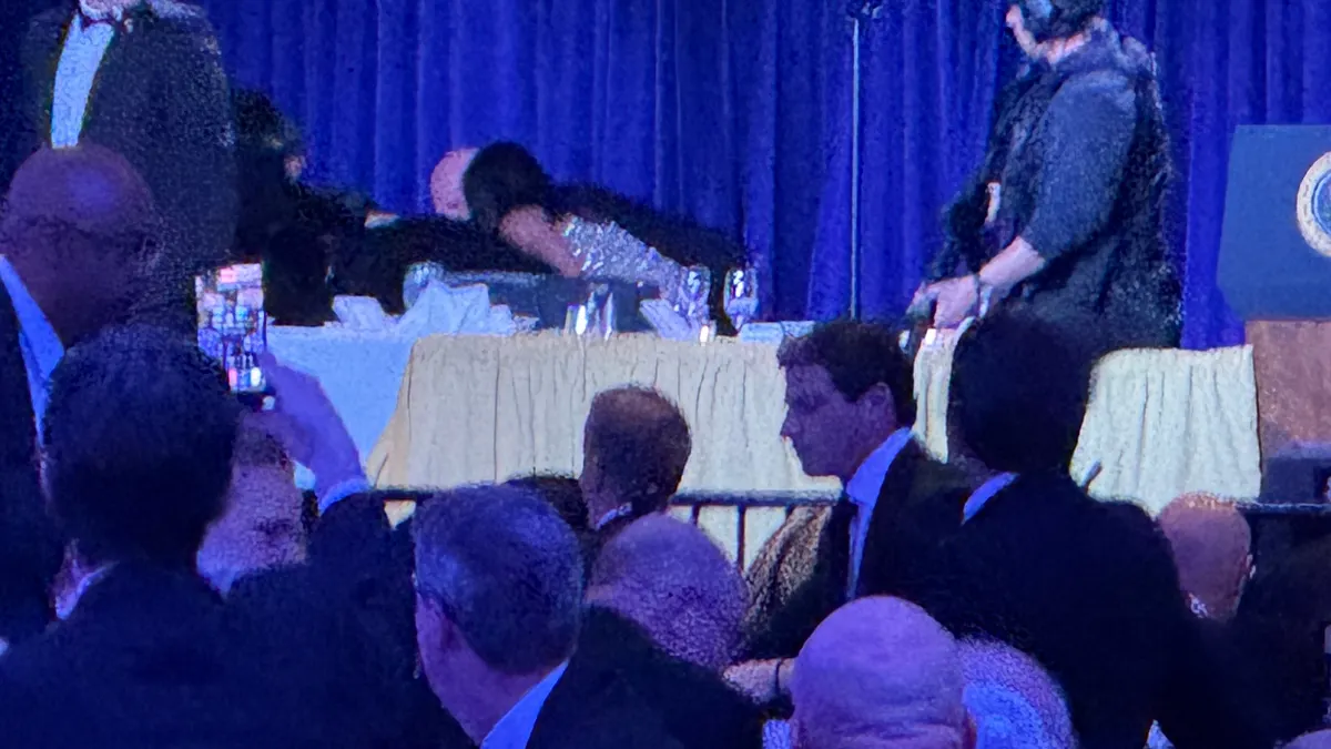 2026年4月25日,白宮記者晚宴響起槍聲,特勤局探員迅速現身,掩護川普撤離。(美聯社)