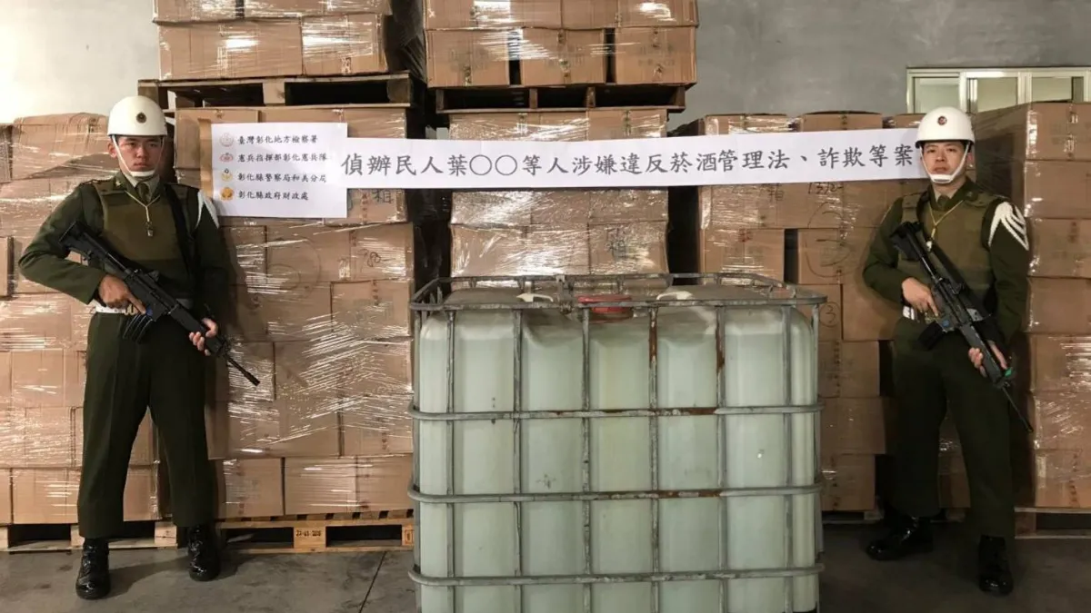 彰化縣花壇鄉傳出有不肖業者涉嫌以食用酒精、香料調製口味類似真威士忌的假酒,相關單位據報前往破獲。(憲兵指揮部提供)