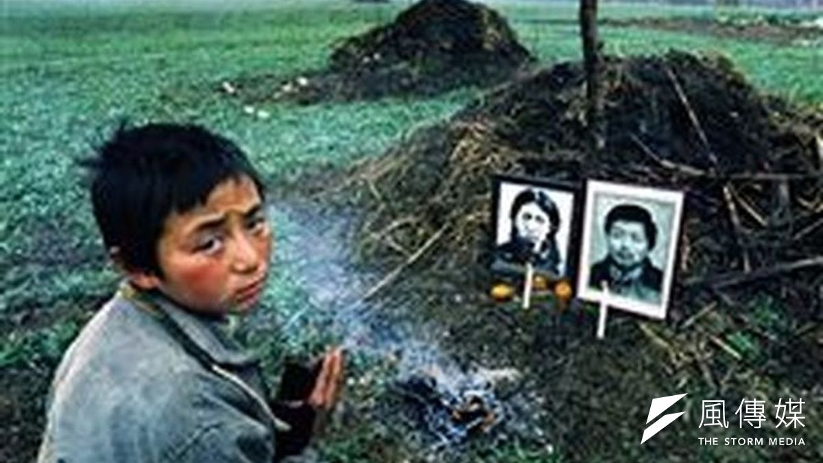 記者報導愛滋村孤兒也遭到迫害。(作者提供) 記者報導愛滋村孤兒也遭到迫害。(作者提供)