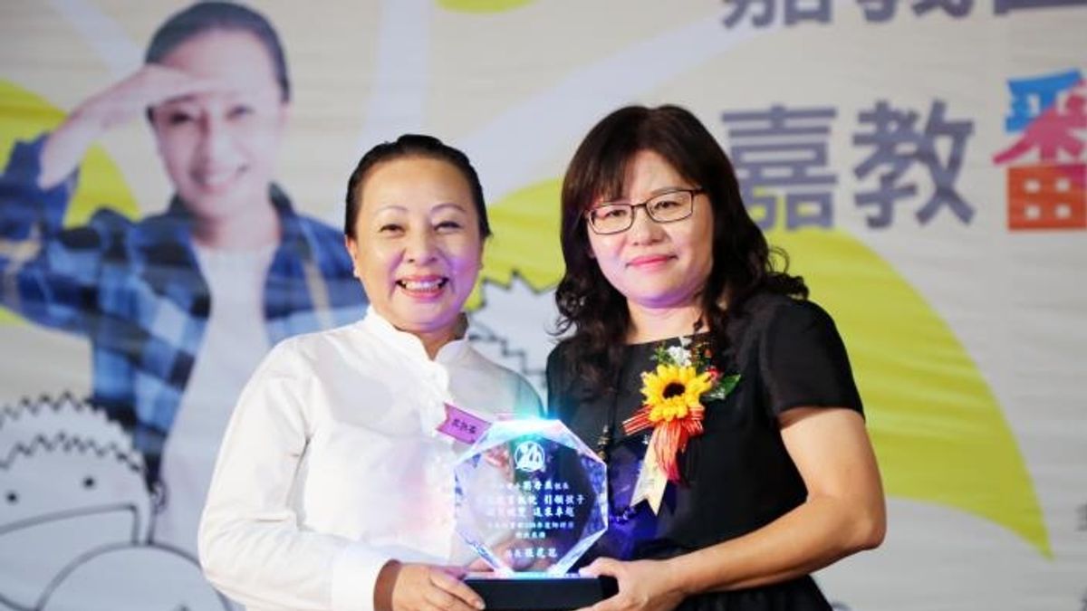 嘉縣歡慶教師節 張花冠現身表揚師鐸獎及資深教師 嘉縣歡慶教師節 張花冠現身表揚師鐸獎及資深教師