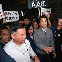 国民党は17日、民衆に「独裁と戦え、立ち上がれ」と呼びかけ台北地検前で抗議。台北市長の蔣萬安(右)も現場に駆けつけた。(顔麟宇撮影) 国民党は17日、民衆に「独裁と戦え、立ち上がれ」と呼びかけ台北地検前で抗議。台北市長の蔣萬安(右)も現場に駆けつけた。(顔麟宇撮影)