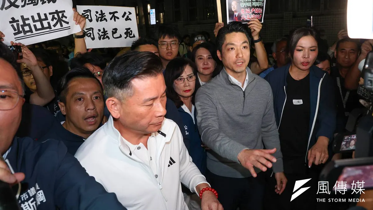 國民黨17日號召民眾「戰獨裁,站出來」至北檢外抗議,台北市長蔣萬安(右)也到場。(顏麟宇攝) 國民黨17日號召民眾「戰獨裁,站出來」至北檢外抗議,台北市長蔣萬安(右)也到場。(顏麟宇攝)