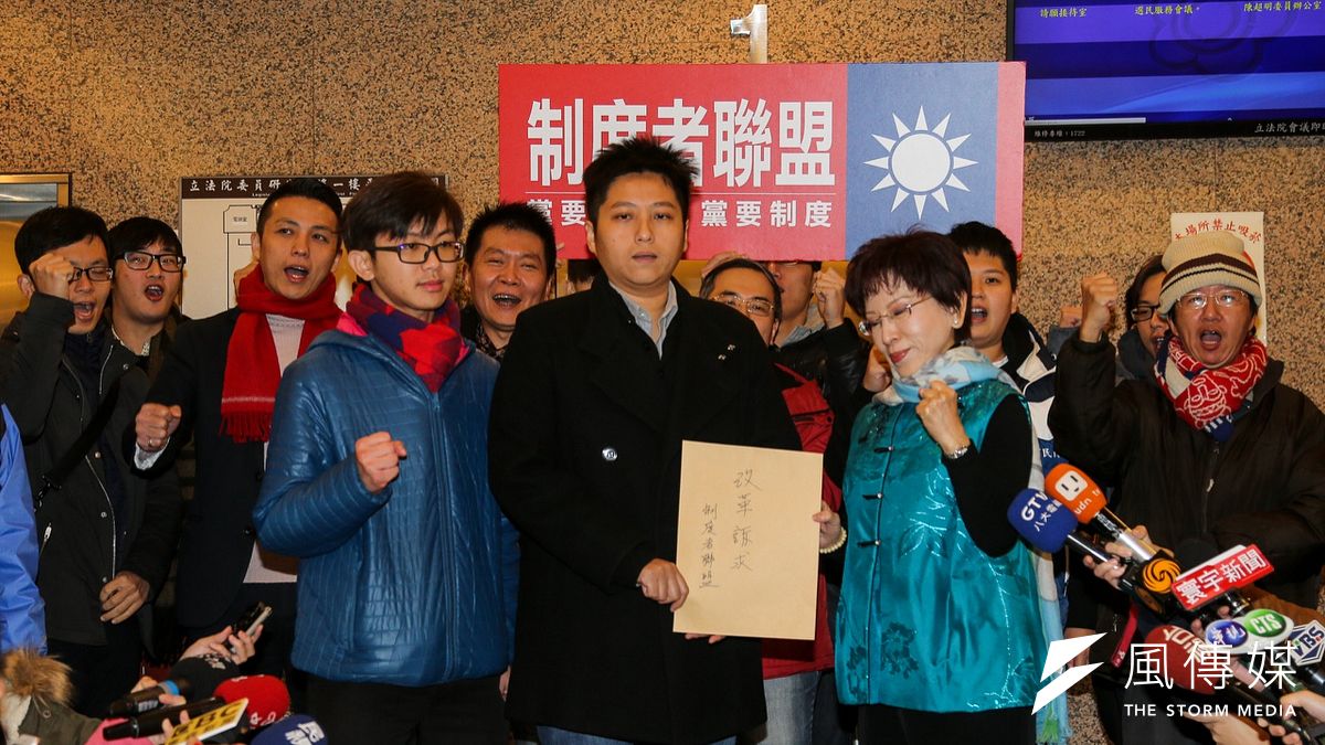 國民黨「制度者聯盟」發起改革記者會,並將訴求當面交立院副院長洪秀柱。(陳明仁攝) 國民黨「制度者聯盟」發起改革記者會,並將訴求當面交立院副院長洪秀柱。(陳明仁攝)