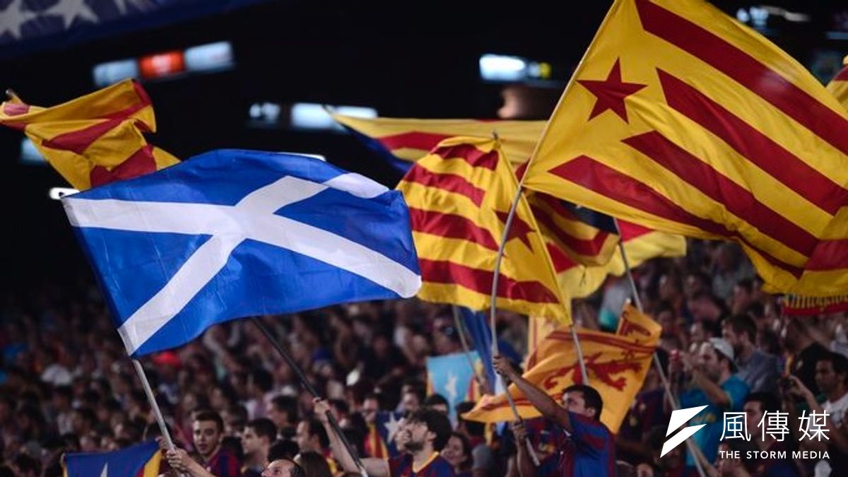 在巴塞隆納的球場上,加泰隆尼亞的旗幟與蘇格蘭的旗幟一起飛揚。(美聯社) 在巴塞隆納的球場上,加泰隆尼亞的旗幟與蘇格蘭的旗幟一起飛揚。(美聯社)