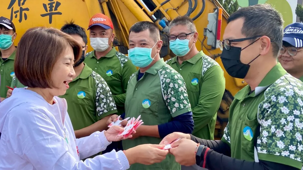屏東縣縣長周春米前往九如鄉公所致贈清潔隊員們加菜金。(圖/屏東縣政府提供)
