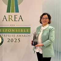 台灣中油獲2025「亞洲企業社會責任獎」永續報告書獎,由發言人林珂如(右)代表受獎。 台灣中油獲2025「亞洲企業社會責任獎」永續報告書獎,由發言人林珂如(右)代表受獎。