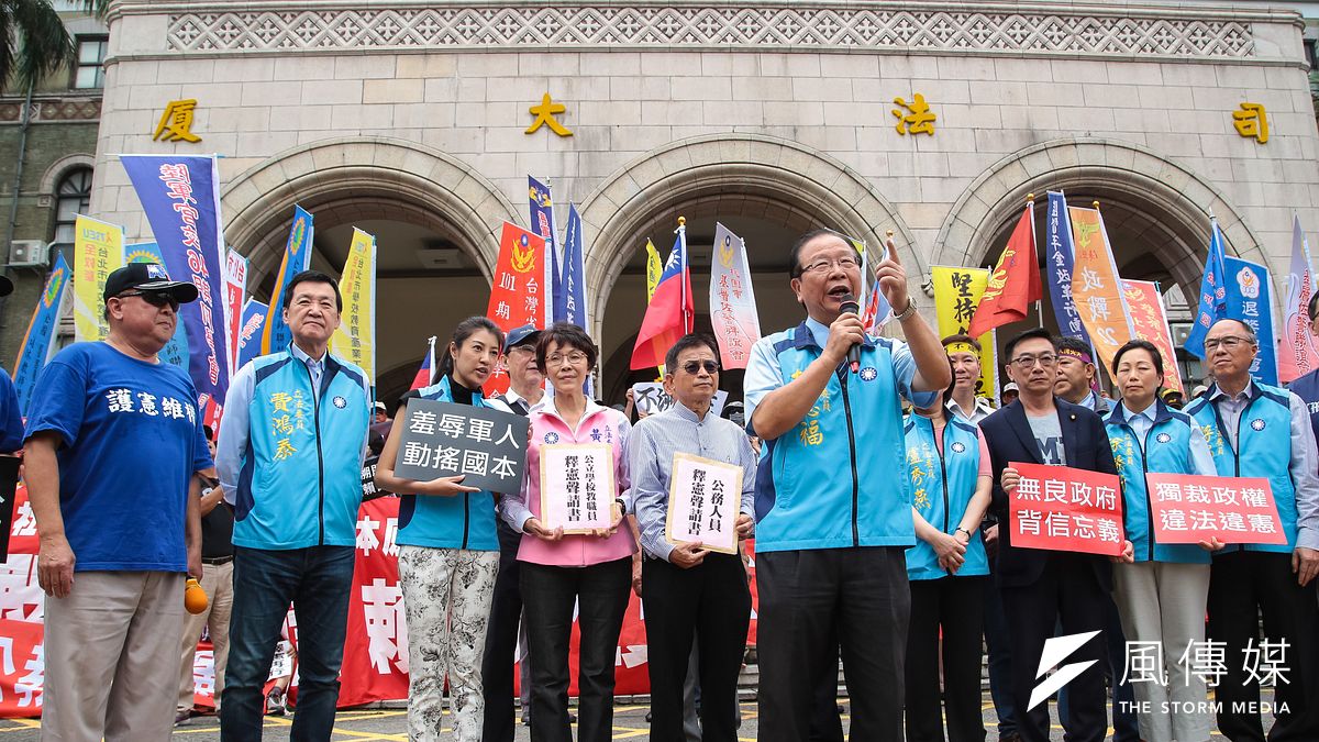 國民黨立委及守護軍公教警消團結聯盟於司法院遞送公教人員釋憲聲請書。(顏麟宇攝) 國民黨立委及守護軍公教警消團結聯盟於司法院遞送公教人員釋憲聲請書。(顏麟宇攝)