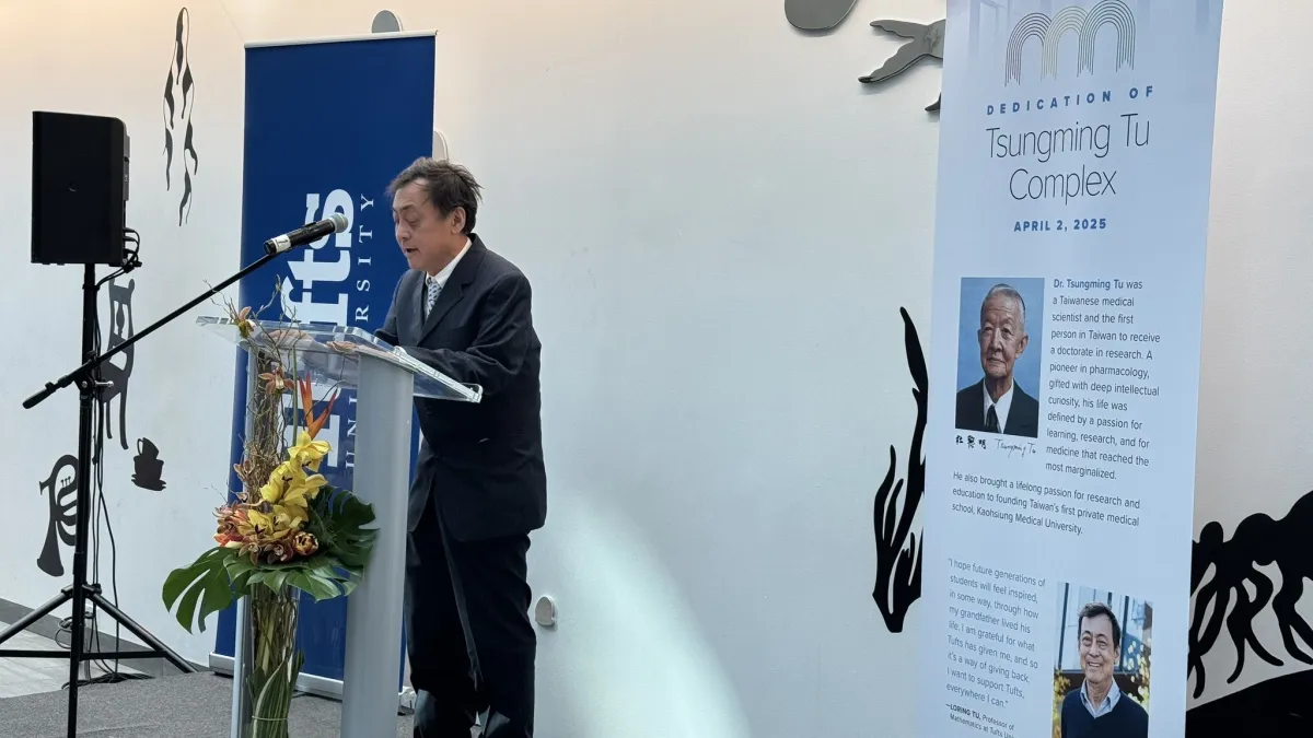 美國塔夫茨大學日前舉行以杜聰明博士之名命名大樓的盛大剪綵儀式,美籍台裔數學教授杜武亮出席致詞。(取自財團法人杜聰明博士獎學基金會臉書)